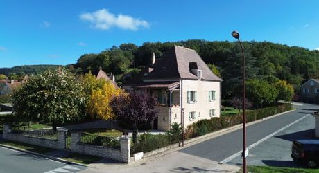 Maison en pierre rénovée avec jardin, appartement indépendant et garage – Commerces à pied