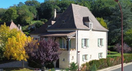 Maison en pierre rénovée avec jardin, appartement indépendant et garage – Commerces à pied