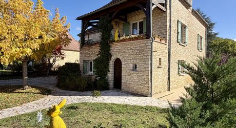 Maison en pierre rénovée avec jardin, appartement indépendant et garage – Commerces à pied