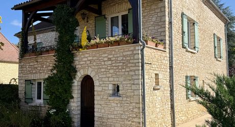 Maison en pierre rénovée avec jardin, appartement indépendant et garage – Commerces à pied