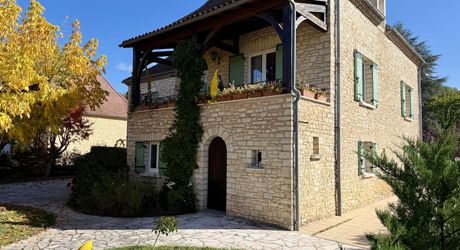 Maison en pierre rénovée avec jardin, appartement indépendant et garage – Commerces à pied