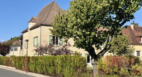 Maison en pierre rénovée avec jardin, appartement indépendant et garage – Commerces à pied