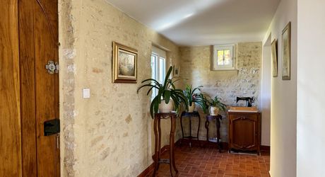 Maison en pierre rénovée avec jardin, appartement indépendant et garage – Commerces à pied