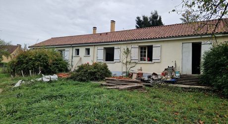 Maison de PLain pied, 3 chambres , jardin,  Garage ,proche des commerces.