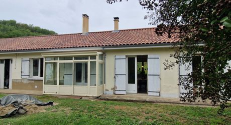 Maison de PLain pied, 3 chambres , jardin,  Garage ,proche des commerces.