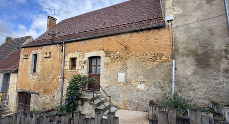 Maison ancienne de ville avec jardinet
