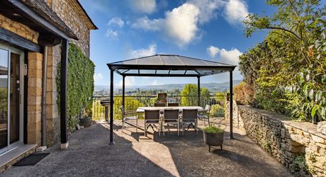 Périgord Noir – Belle maison avec piscine chauffée et vue panoramique, commerces à pied