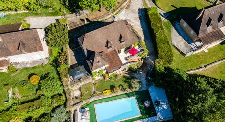 Périgord Noir – Belle maison avec piscine chauffée et vue panoramique, commerces à pied