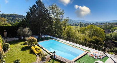 Périgord Noir – Belle maison avec piscine chauffée et vue panoramique, commerces à pied