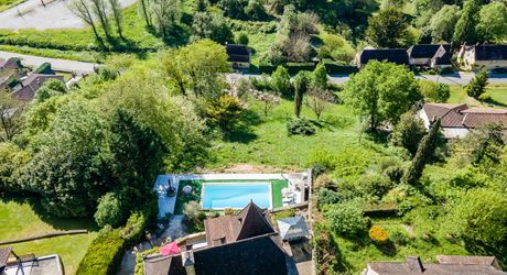 Périgord Noir – Belle maison avec piscine chauffée et vue panoramique, commerces à pied