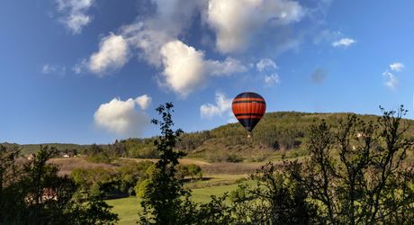 Périgord Noir – Belle maison avec piscine chauffée et vue panoramique, commerces à pied