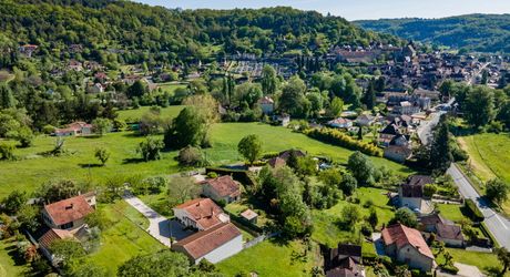 Périgord Noir – Belle maison avec piscine chauffée et vue panoramique, commerces à pied