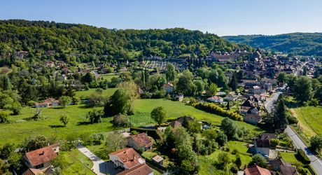 Périgord Noir – Belle maison avec piscine chauffée et vue panoramique, commerces à pied