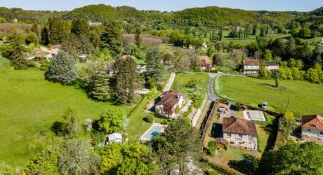 Périgord Noir – Belle maison avec piscine chauffée et vue panoramique, commerces à pied