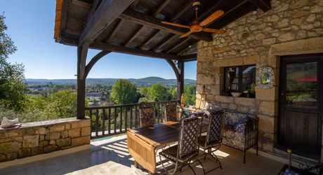Périgord Noir – Belle maison avec piscine chauffée et vue panoramique, commerces à pied
