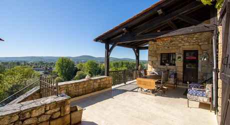 Périgord Noir – Belle maison avec piscine chauffée et vue panoramique, commerces à pied