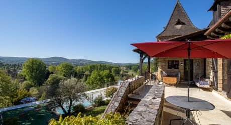Périgord Noir – Belle maison avec piscine chauffée et vue panoramique, commerces à pied