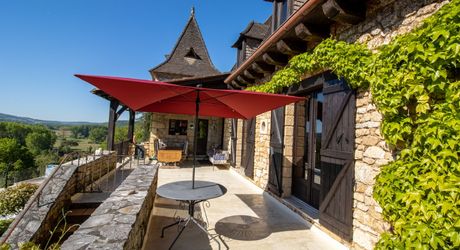 Périgord Noir – Belle maison avec piscine chauffée et vue panoramique, commerces à pied