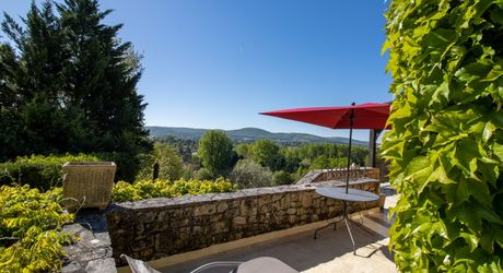 Périgord Noir – Belle maison avec piscine chauffée et vue panoramique, commerces à pied