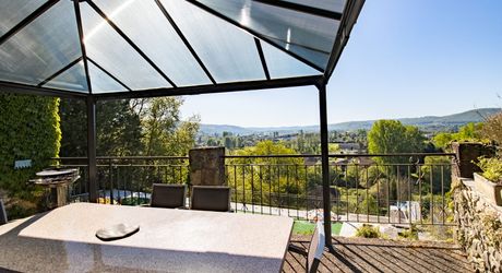 Périgord Noir – Belle maison avec piscine chauffée et vue panoramique, commerces à pied