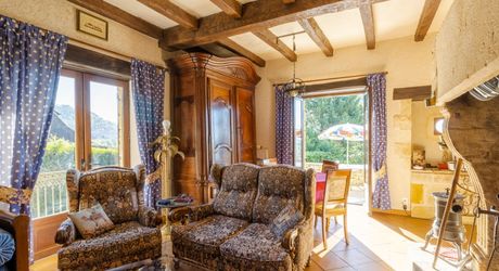 Périgord Noir – Belle maison avec piscine chauffée et vue panoramique, commerces à pied