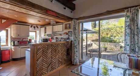 Périgord Noir – Belle maison avec piscine chauffée et vue panoramique, commerces à pied