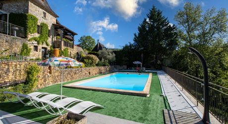 Périgord Noir – Belle maison avec piscine chauffée et vue panoramique, commerces à pied