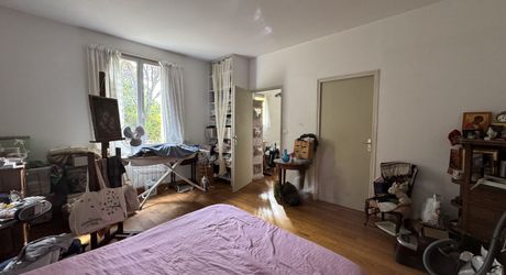 Maison  de plain pied au calme et avec beau terrain plat