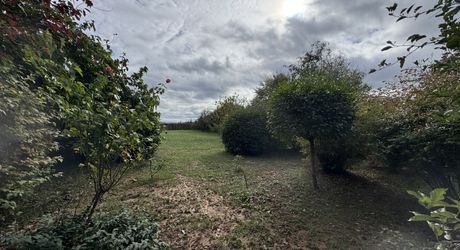 Maison  de plain pied au calme et avec beau terrain plat