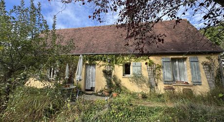 Maison  de plain pied au calme et avec beau terrain plat
