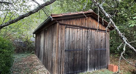 Maison  de plain pied au calme et avec beau terrain plat