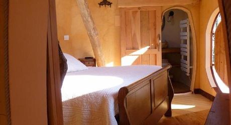 Propriété au coeur du Périgord Noir avec deux chambres d'hôtes et deux gîtes insolites + piscine 