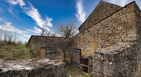 A l'entrée d'un village maison en pierre avec terrains constructibles et dépendances en pierre