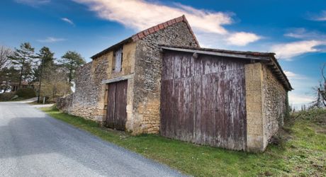 A l'entrée d'un village maison en pierre avec terrains constructibles et dépendances en pierre