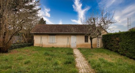 Maison de village en pierre rénovée avec garage et 450m2 de terrain