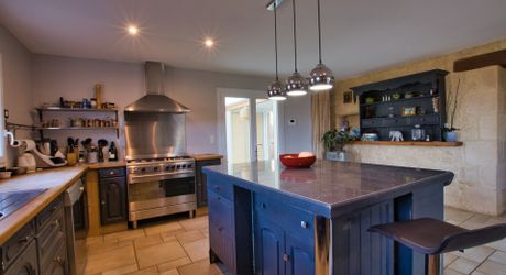 Secteur Gourdon, Maison contemporaine avec piscine et appartement indépendant sur 5985m2 de terrain.