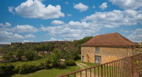 DOMME- Ensemble en pierre avec vue sur la Bastide 