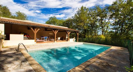 Vallée DORDOGNE- Propriété en pierre composée de deux maisons avec piscine sur un hectare de terrain