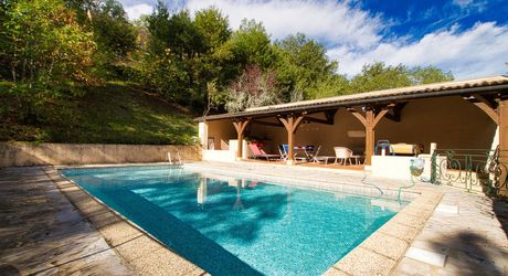 Vallée DORDOGNE- Propriété en pierre composée de deux maisons avec piscine sur un hectare de terrain