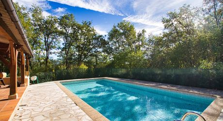 Vallée DORDOGNE- Propriété en pierre composée de deux maisons avec piscine sur un hectare de terrain