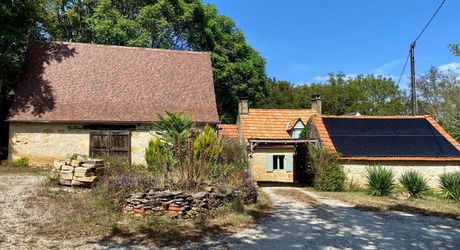 A 5 minutes de SARLAT Propriété en pierre  Maison principale - Gite à terminer 