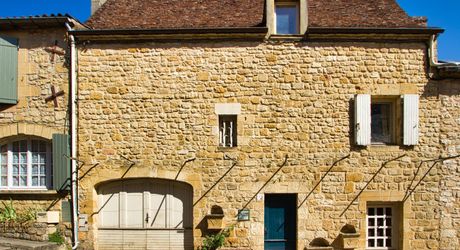 BASTIDE DE DOMME - PERIGOURDINE AVEC GARAGE- COUR INTERIEURE ET CHAMBRE D'HOTES