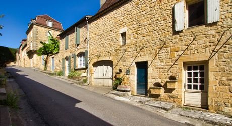 BASTIDE DE DOMME - PERIGOURDINE AVEC GARAGE- COUR INTERIEURE ET CHAMBRE D'HOTES