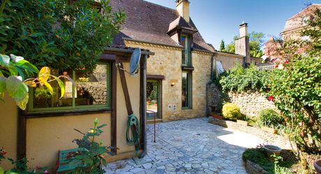 BASTIDE DE DOMME - PERIGOURDINE AVEC GARAGE- COUR INTERIEURE ET CHAMBRE D'HOTES