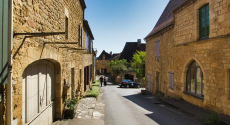 BASTIDE DE DOMME - PERIGOURDINE AVEC GARAGE- COUR INTERIEURE ET CHAMBRE D'HOTES