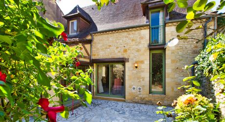 BASTIDE DE DOMME - PERIGOURDINE AVEC GARAGE- COUR INTERIEURE ET CHAMBRE D'HOTES