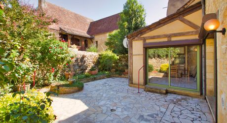 BASTIDE DE DOMME - PERIGOURDINE AVEC GARAGE- COUR INTERIEURE ET CHAMBRE D'HOTES