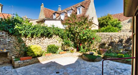 BASTIDE DE DOMME - PERIGOURDINE AVEC GARAGE- COUR INTERIEURE ET CHAMBRE D'HOTES