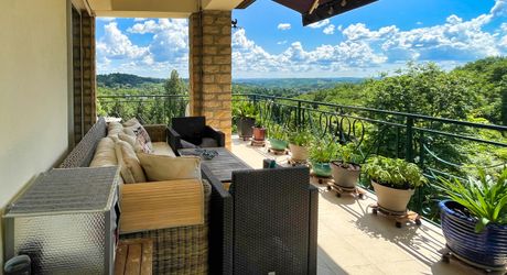 A SARLAT MAISON - GITES ET PISCINES AVEC VUE - parfait état 