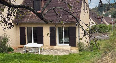 SARLAT, maison de ville avec appartement en parfait état sur un terrain de 485m2